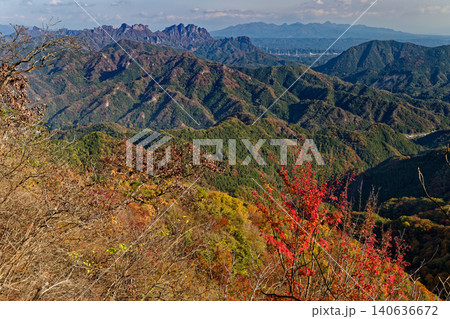 紅葉の西上州・鹿岳二ノ岳から見る妙義山と榛名山 140636672