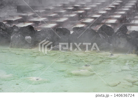 草津温泉 湯けむりが立ちのぼる湯畑(群馬県吾妻郡草津町) 草津温泉 湯けむりが立ちのぼる湯畑(群馬県吾妻郡草津町) 140636724