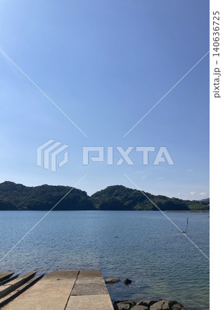 快晴の青空と海に続く道 140636725