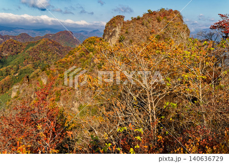 紅葉の西上州・鹿岳一ノ岳から見る二ノ岳 140636729