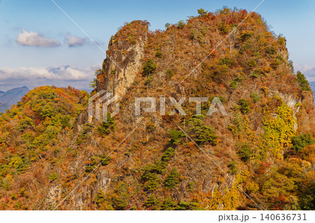 紅葉の西上州・鹿岳一ノ岳から見る二ノ岳 紅葉の西上州・鹿岳一ノ岳から見る二ノ岳 140636731