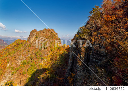 紅葉の西上州・鹿岳一ノ岳から見る二ノ岳 紅葉の西上州・鹿岳一ノ岳から見る二ノ岳 140636732