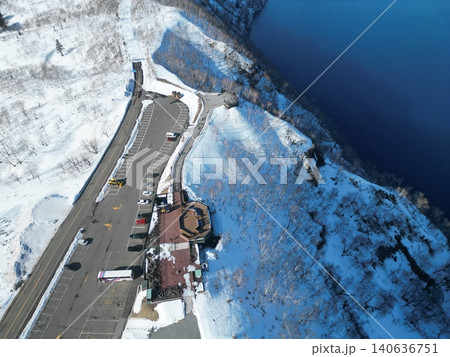 北海道の真冬の摩周湖、第一展望台の上空から空撮 北海道の真冬の摩周湖、第一展望台の上空から空撮 140636751