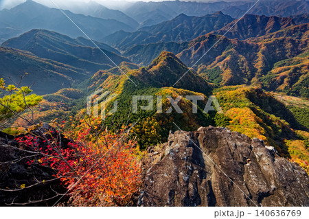 西上州・鹿岳一ノ岳山頂から見る紅葉の山並み 140636769