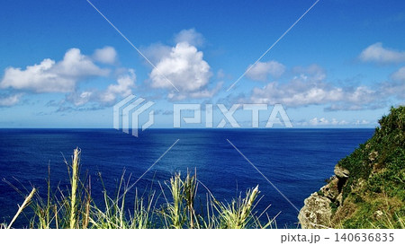 沖縄県八重山諸島与那国島の断崖と青い海 沖縄県八重山諸島与那国島の断崖と青い海 140636835