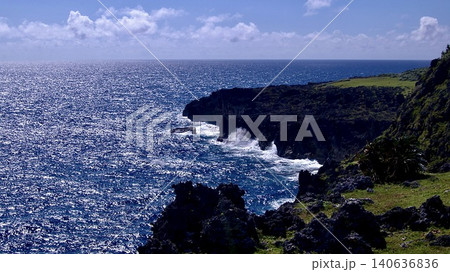 沖縄県八重山諸島与那国島の断崖と青い海 140636836