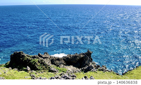 沖縄県八重山諸島与那国島の断崖と青い海 沖縄県八重山諸島与那国島の断崖と青い海 140636838