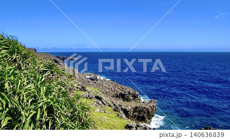 沖縄県八重山諸島与那国島の断崖と青い海 沖縄県八重山諸島与那国島の断崖と青い海 140636839