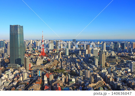 東京都港区、麻布台ヒルズ森JPタワーと東京タワーの風景 東京都港区、麻布台ヒルズ森JPタワーと東京タワーの風景 140636847