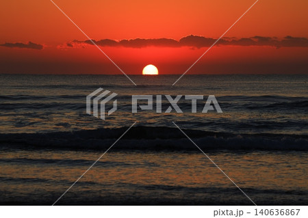 美しい海岸の朝焼け 美しい海岸の朝焼け 140636867