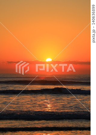 美しい海岸の朝焼け 美しい海岸の朝焼け 140636899