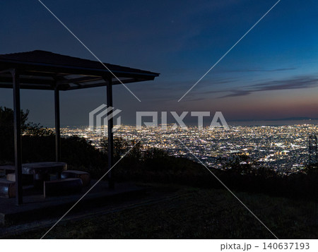 夜景 展望スポット 東屋 都市夜景 パノラマ 夕暮れ マジックアワー 街明かり 絶景 夜景鑑賞 夜景 展望スポット 東屋 都市夜景 パノラマ 夕暮れ マジックアワー 街明かり 絶景 夜景鑑賞 140637193