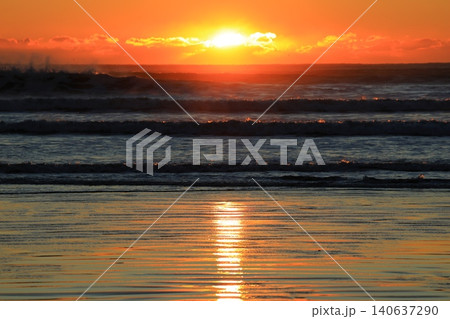 朝焼けに染まる海 朝焼けに染まる海 140637290