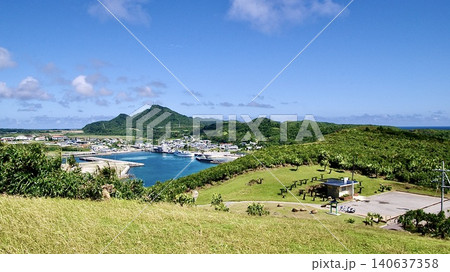 沖縄県与那国島の西崎展望台から見下ろす海と丘の風景 沖縄県与那国島の西崎展望台から見下ろす海と丘の風景 140637358