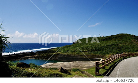 沖縄県八重山諸島与那国島の道路と海岸線 沖縄県八重山諸島与那国島の道路と海岸線 140637720