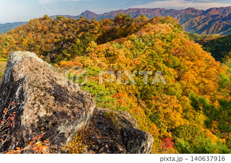 西上州・黒滝山五老峰から見る紅葉の山並み 西上州・黒滝山五老峰から見る紅葉の山並み 140637916