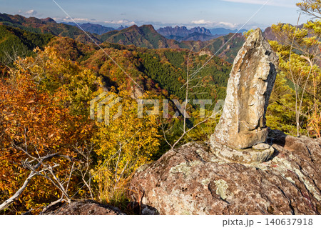 西上州・黒滝山五老峰・観音岩の石仏と紅葉の山並み 西上州・黒滝山五老峰・観音岩の石仏と紅葉の山並み 140637918