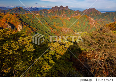 西上州・黒滝山・五老峰観音岩から見る鹿岳と四ツ又山 西上州・黒滝山・五老峰観音岩から見る鹿岳と四ツ又山 140637924