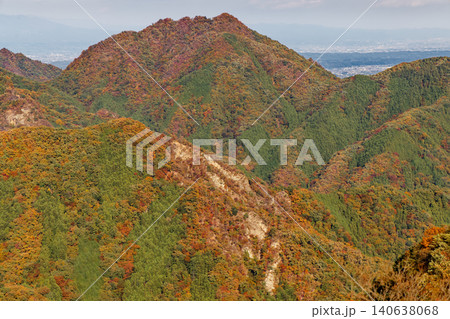 西上州・黒滝山・五老峰観音岩から見る四ツ又山と関東平野の町並み 西上州・黒滝山・五老峰観音岩から見る四ツ又山と関東平野の町並み 140638068