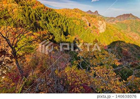 紅葉の西上州・黒滝山五老峰への岩稜 紅葉の西上州・黒滝山五老峰への岩稜 140638076