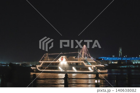 横浜港に浮かぶ観光船 横浜港に浮かぶ観光船 140638082