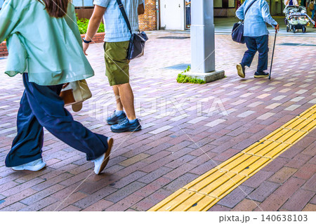 日本の横浜都市景観鳩に餌をばら撒いた杖の高齢女性(姿)…人生が交錯する。二人乗りベビーカー…若者… 日本の横浜都市景観鳩に餌をばら撒いた杖の高齢女性(姿)…人生が交錯する。二人乗りベビーカー…若者… 140638103