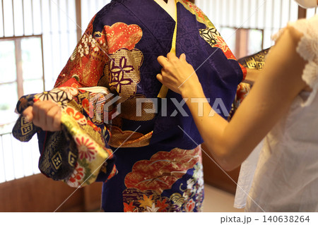 着物の着付けをする女性 着物の着付けをする女性 140638264