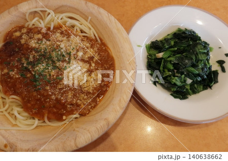 ミートソースのスパゲッティとほうれん草のソテー ミートソースのスパゲッティとほうれん草のソテー 140638662