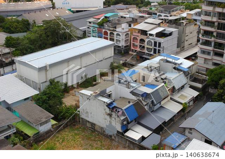 タイ・バンコクのプラカノン地区に建つプール付きの近代的なコンドミニアムと街並み タイ・バンコクのプラカノン地区に建つプール付きの近代的なコンドミニアムと街並み 140638674