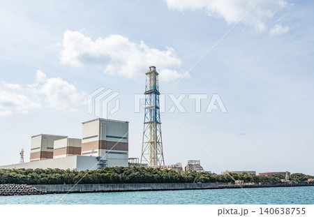 重油を燃やして発電する火力発電所(発電所イメージ) 重油を燃やして発電する火力発電所(発電所イメージ) 140638755