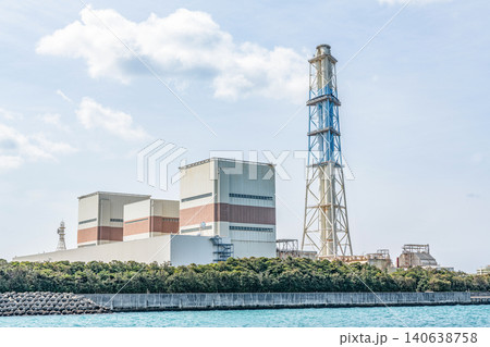 重油を燃やして発電する火力発電所（発電所イメージ） 140638758