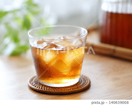 結露したグラスの麦茶 夏の水分補給イメージ 結露したグラスの麦茶 夏の水分補給イメージ 140639008