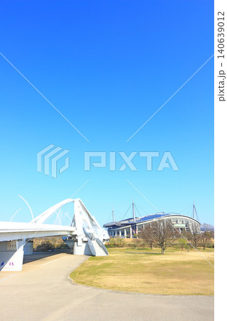 愛知県豊田市、豊田スタジアムと豊田大橋の風景 140639012
