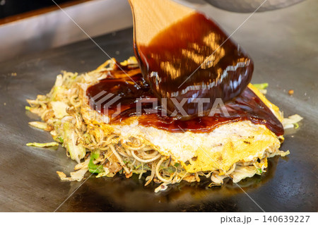 広島風お好み焼きを作る 広島風お好み焼きを作る 140639227