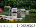 小雨降る池の風景 140639308