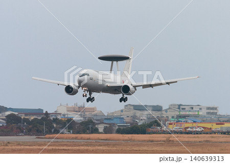 着陸する航空自衛隊E-767早期警戒管制機 着陸する航空自衛隊E-767早期警戒管制機 140639313
