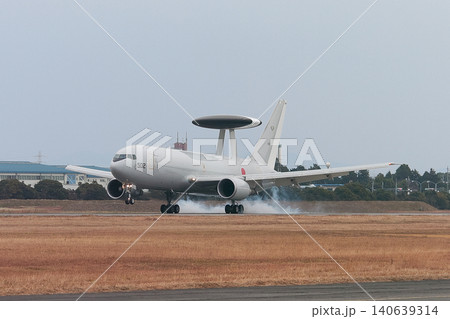 着陸する航空自衛隊E-767早期警戒管制機 着陸する航空自衛隊E-767早期警戒管制機 140639314
