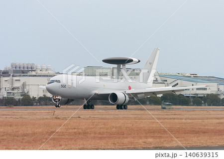 着陸し逆噴射する航空自衛隊E-767早期警戒管制機 着陸し逆噴射する航空自衛隊E-767早期警戒管制機 140639315