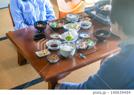 旅館の和室で懐石料理を楽しむシニア夫婦 140639484