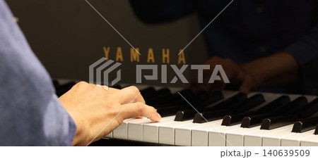 ピアノの演奏をしている男の人の手・指 ピアノの演奏をしている男の人の手・指 140639509