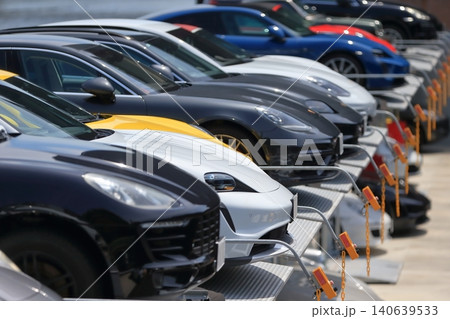 並んだドイツ製のスポーツカー 140639533