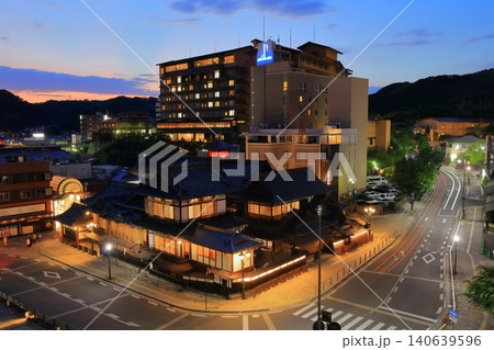 【愛媛県】リニューアルした道後温泉本館の夜景 140639596
