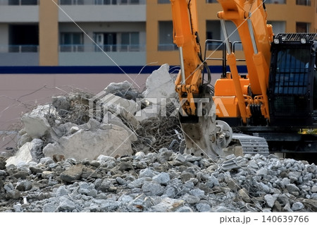 解体工事現場で山積みのコンクリートガラ 解体工事現場で山積みのコンクリートガラ 140639766