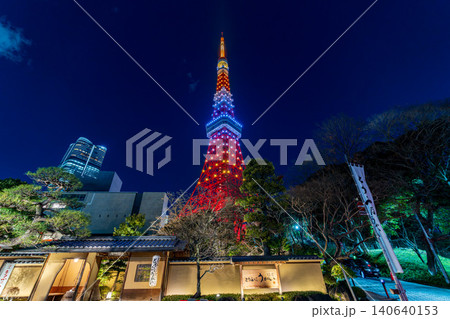 ライトアップされた東京タワーのクローズアップ ライトアップされた東京タワーのクローズアップ 140640153
