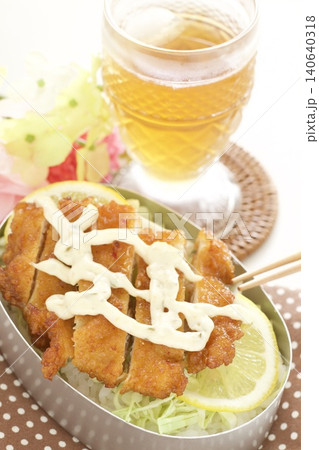南蛮チキンカツ弁当とアイスティー 南蛮チキンカツ弁当とアイスティー 140640318