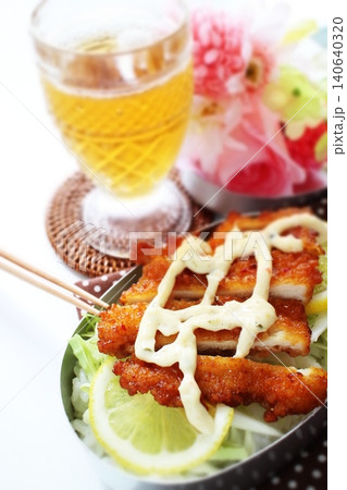 南蛮チキンカツ弁当とアイスティー 南蛮チキンカツ弁当とアイスティー 140640320