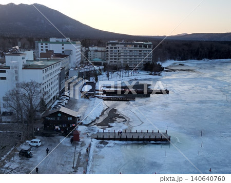 結氷した阿寒湖の湖上と阿寒湖温泉街の空撮 結氷した阿寒湖の湖上と阿寒湖温泉街の空撮 140640760