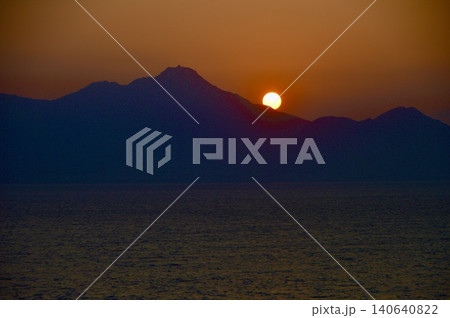 雲仙・普賢岳に沈む夕陽(宇土半島 北岸・御輿来(おこしき)海岸/熊本県宇土市下網田町) 雲仙・普賢岳に沈む夕陽(宇土半島 北岸・御輿来(おこしき)海岸/熊本県宇土市下網田町) 140640822