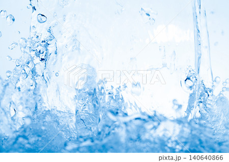 美容のための抽象的な青の背景に飛び散る水飛沫。 美容のための抽象的な青の背景に飛び散る水飛沫。 140640866