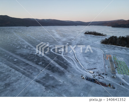 北海道釧路市阿寒湖の結氷した湖面の夕景空撮 北海道釧路市阿寒湖の結氷した湖面の夕景空撮 140641352